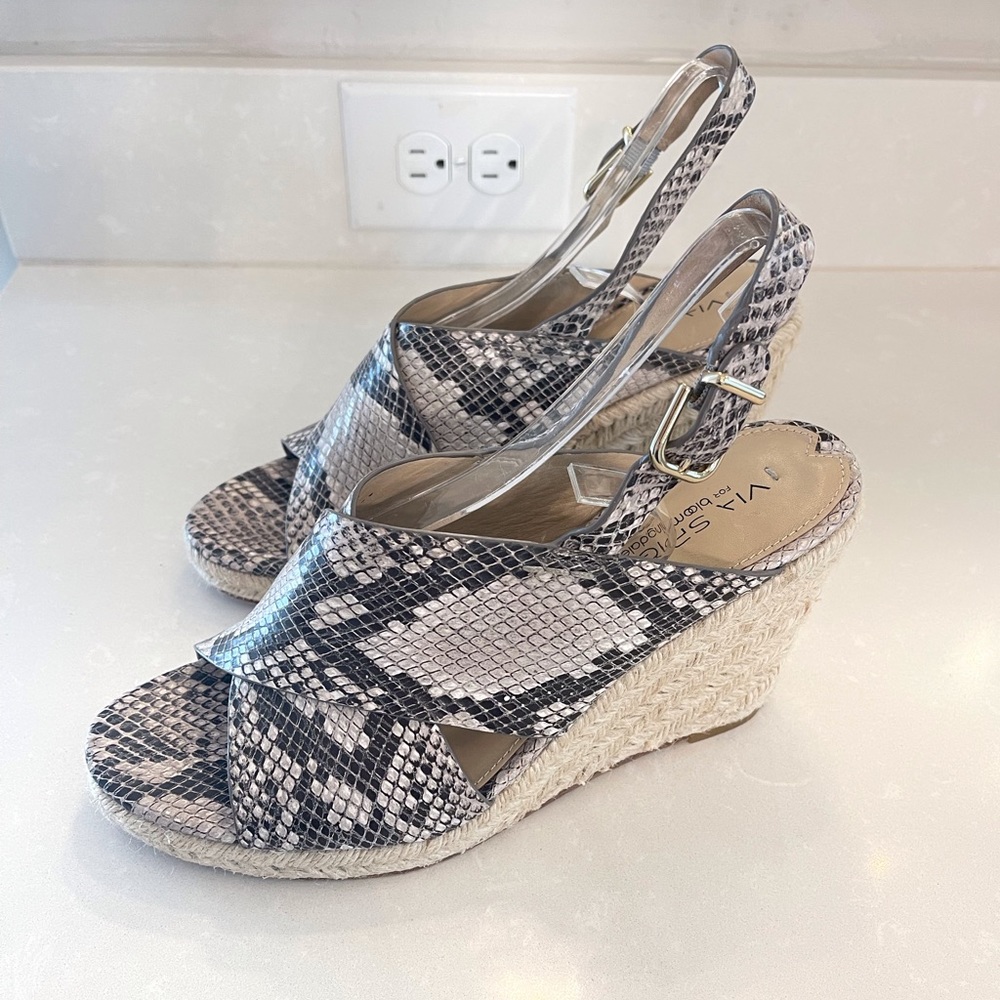 Via Spiga Snake Skin Leather wedge Samdals Size 9M Gray and black